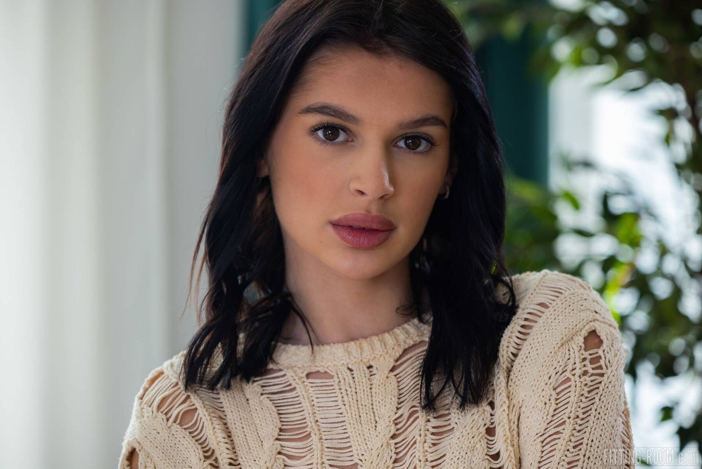 Fitting Room przedstawia napaloną Asandrę Dewy zabawiającą się swoją wygoloną cipką