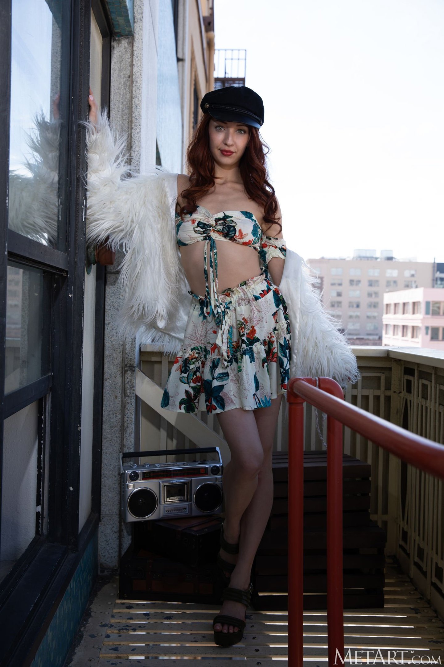 Madeline Amour odsłania na sofie swoją niesamowitą figurę