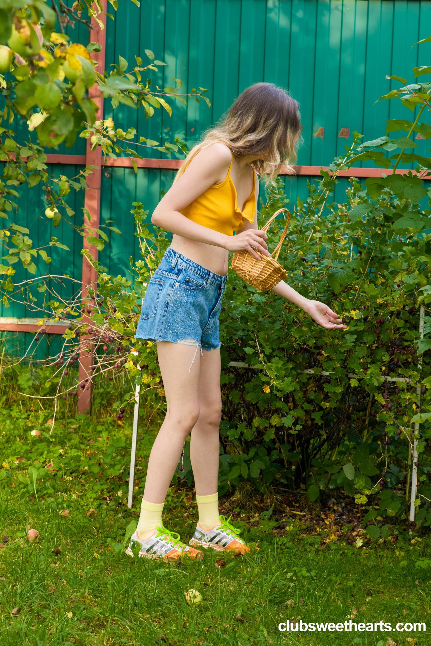 Dziewczyna Diana ma palcówkę, lizanie i dobre ruchanie w cipkę