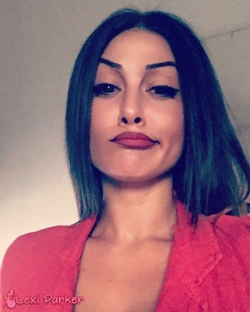 Hot babe Lexi Parker shares her selfies with her adoring fans - 000009