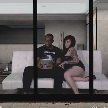 Une rousse sexy se fait lécher les pieds par un black
