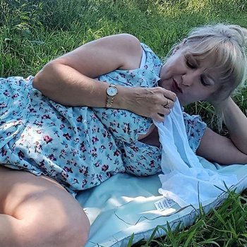 La sexy madura Lorna Blu muestra sus bonitas tetas al aire libre