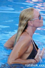 Natalie K playes with her asshole in a bikini at the public pool — 4