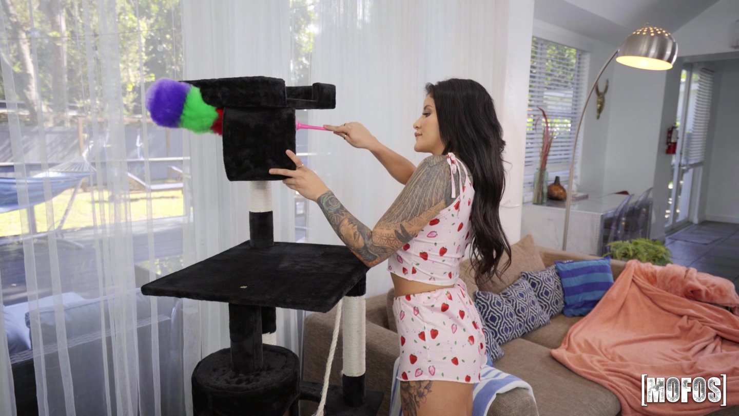 Reina Ryder nożycuje z gorącą Electrą Rayne