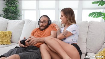 Playful slutty girl Jesse Pony gets her pussy licked and dicked hard - Jesse-Pony-dickstracting-her-gamer (1)
