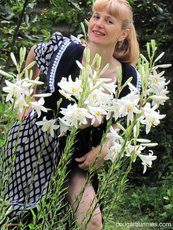 Stunning mature girl Doris Dawn unveils her nice figure outdoors — 7