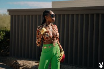 Black model exposes her massive chocolate milkshakes