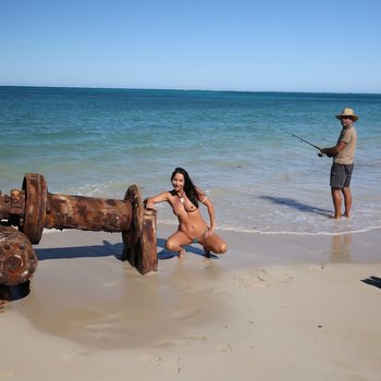Chica traviesa provocando a un pescador con su cuerpazo humeante
