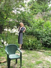 Stunning mature girl Doris Dawn unveils her nice figure outdoors — 10