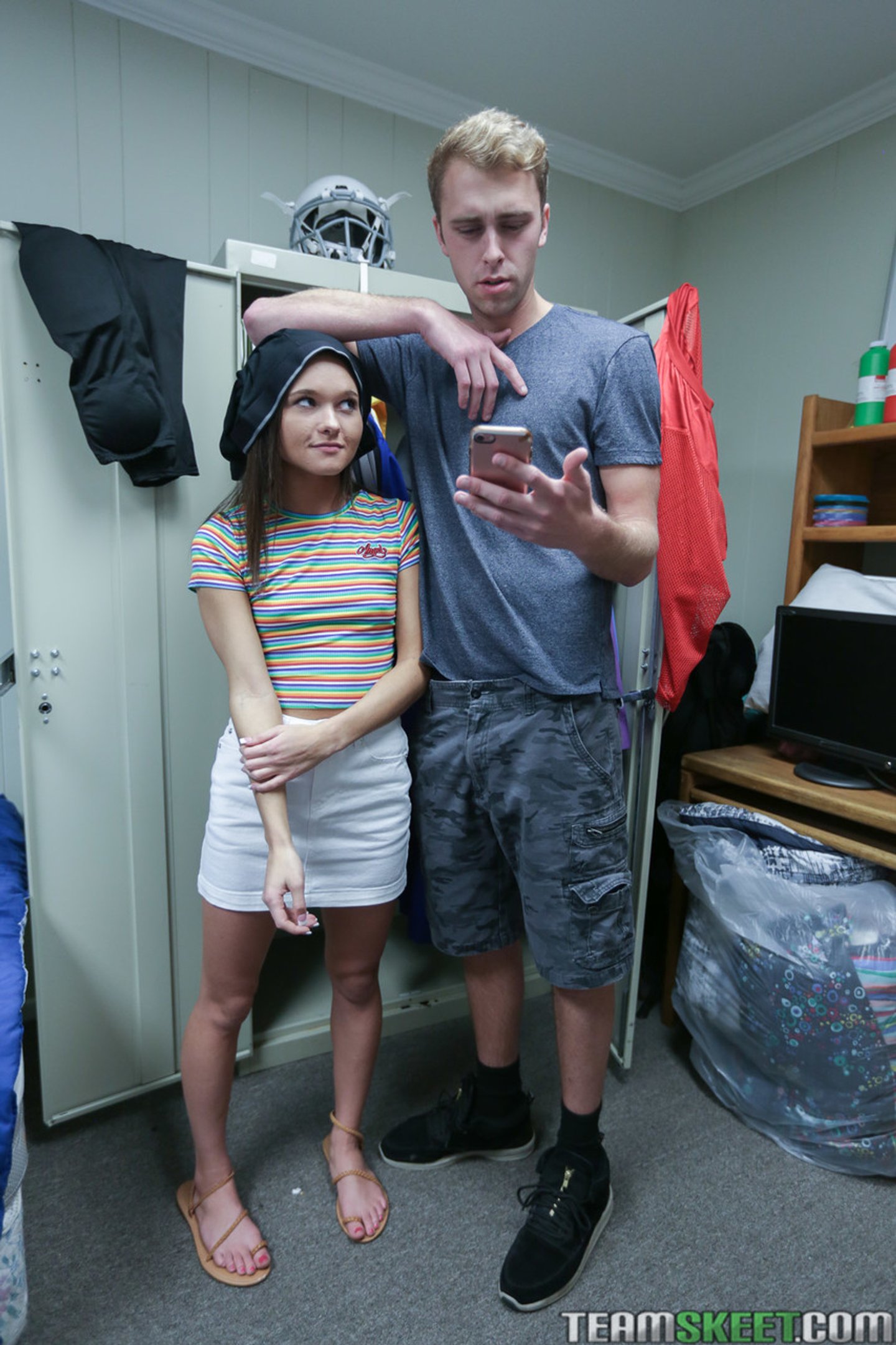 Facet z długim i grubym kutasem rucha się na łóżku z chudą brunetką Zoe Bloom