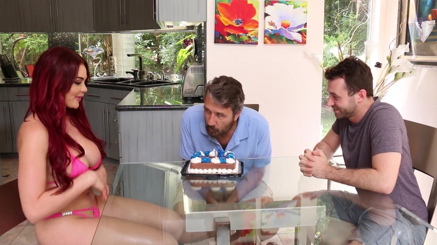 Napalona Skyla Novea osiąga orgazm podczas ruchania dwóch ogierów