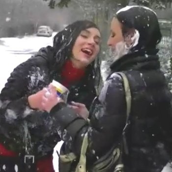 Heiße Kety Pearl spielt mit einem anderen Baby im Schnee