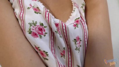 Kinsley Eden en topless cae de rodillas para darle placer a su polla rígida