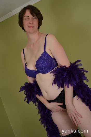 Inara-Byrne-Hot-Mama(6)