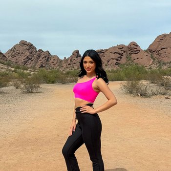Solo chick doing striptease outdoors in a park - Sasha Reign