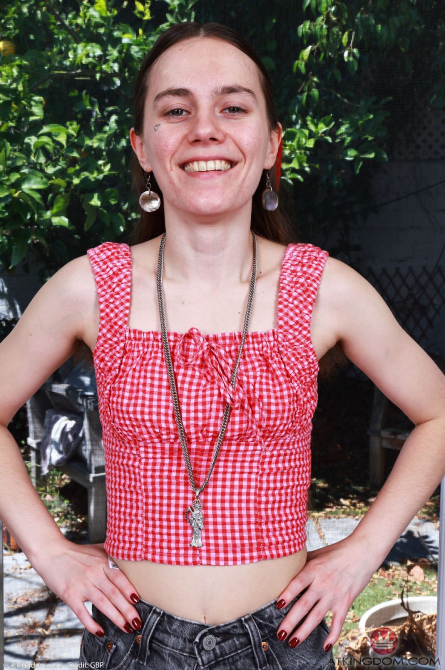 Owłosiona amatorka Sia Wood rozkłada nogi i pokazuje swoje dziury