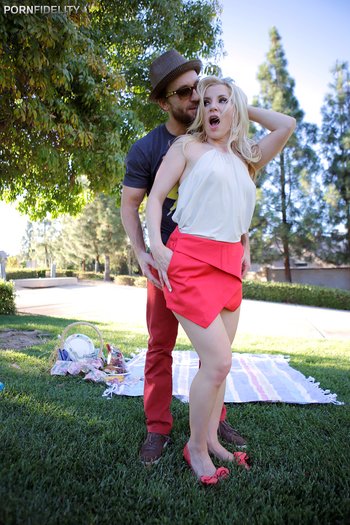 Ashley Fires takes a pounding from Ryan Madison - Ashley-Fires-blonde-babe(1)
