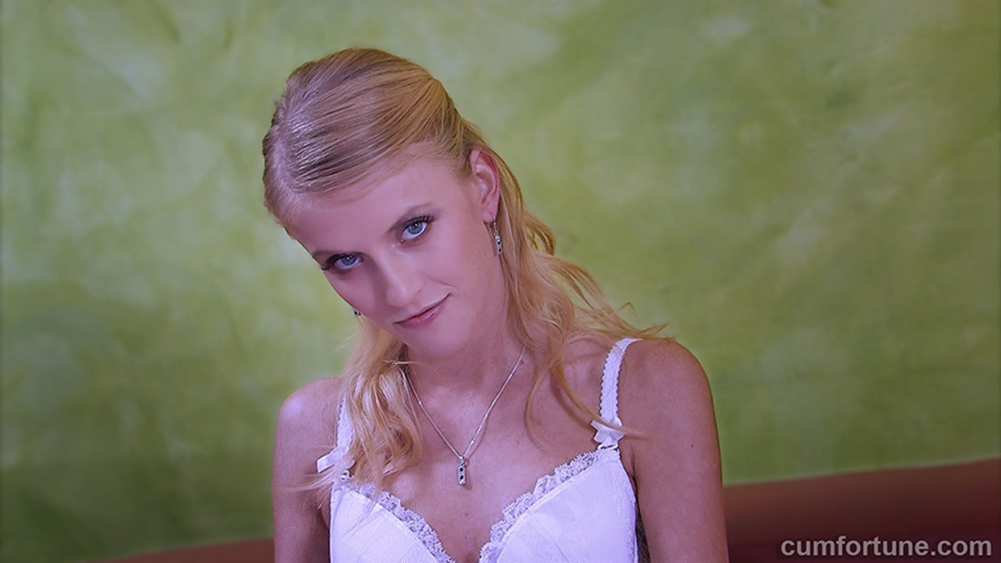 Szczupła Kate rucha się i ssie spermę