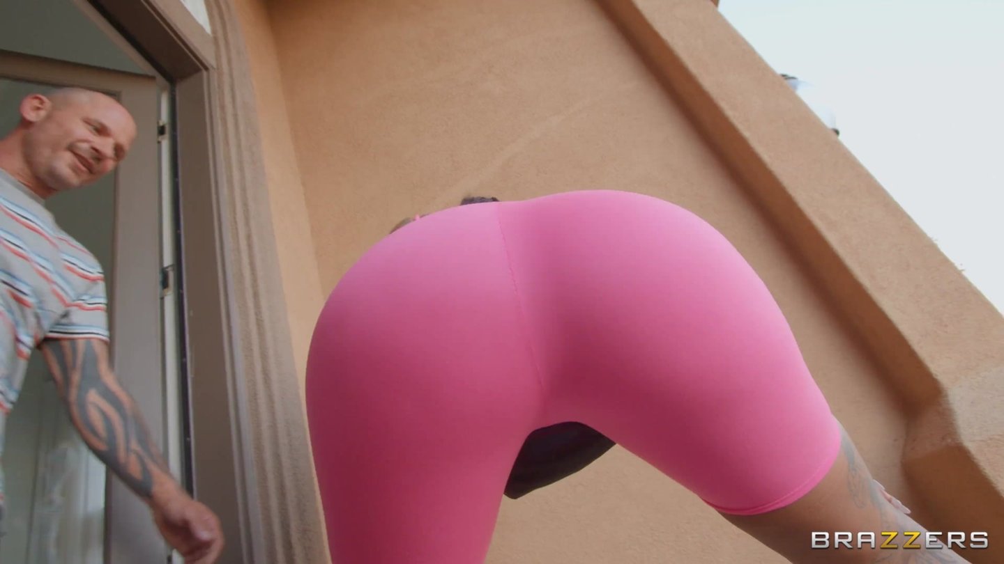 Czekoladowe laski Halle Hayes i Jennifer Exxotic uprawiają ostry seks w trójkącie