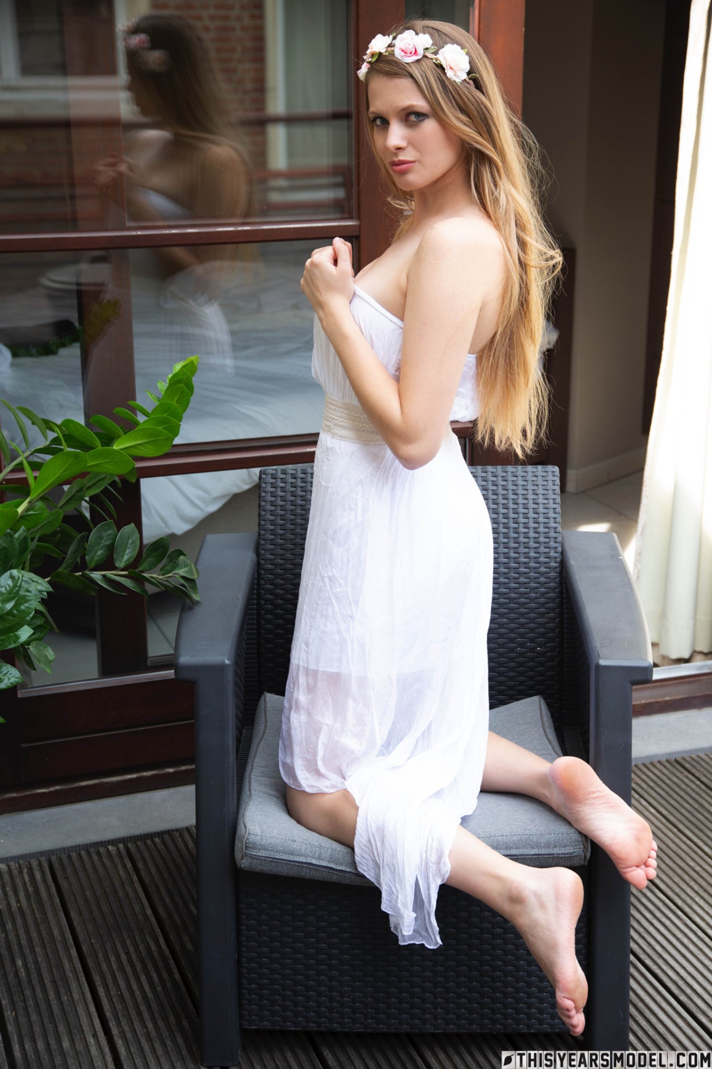 Sophie Sparks rozbiera się i rozprzestrzenia ciasną młodą cipkę