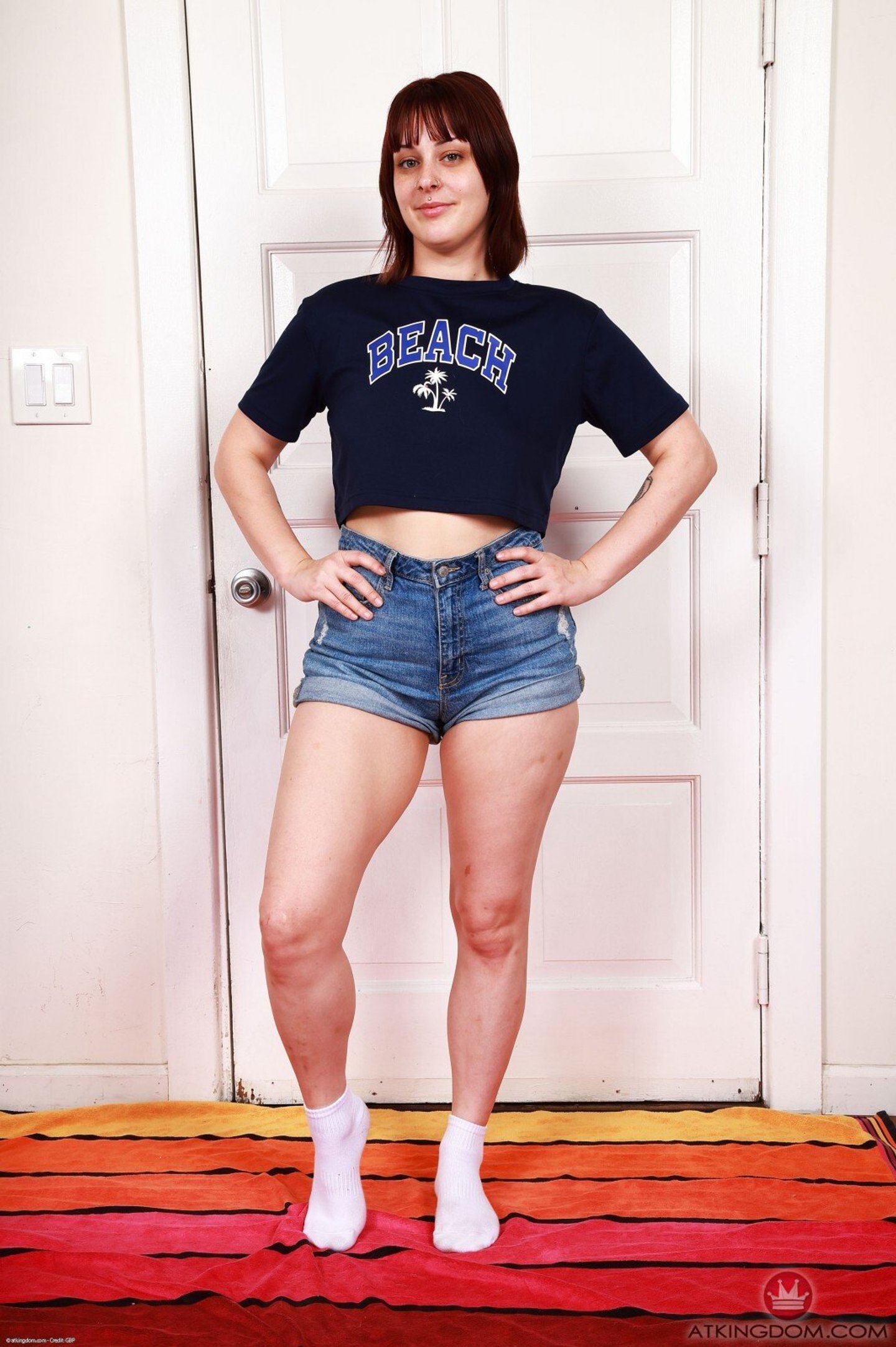 Wytatuowana Cleo Moon z naturalnymi cyckami i owłosioną cipką pozuje nago