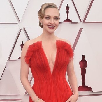 Amanda Seyfried decolleté in rode jurk