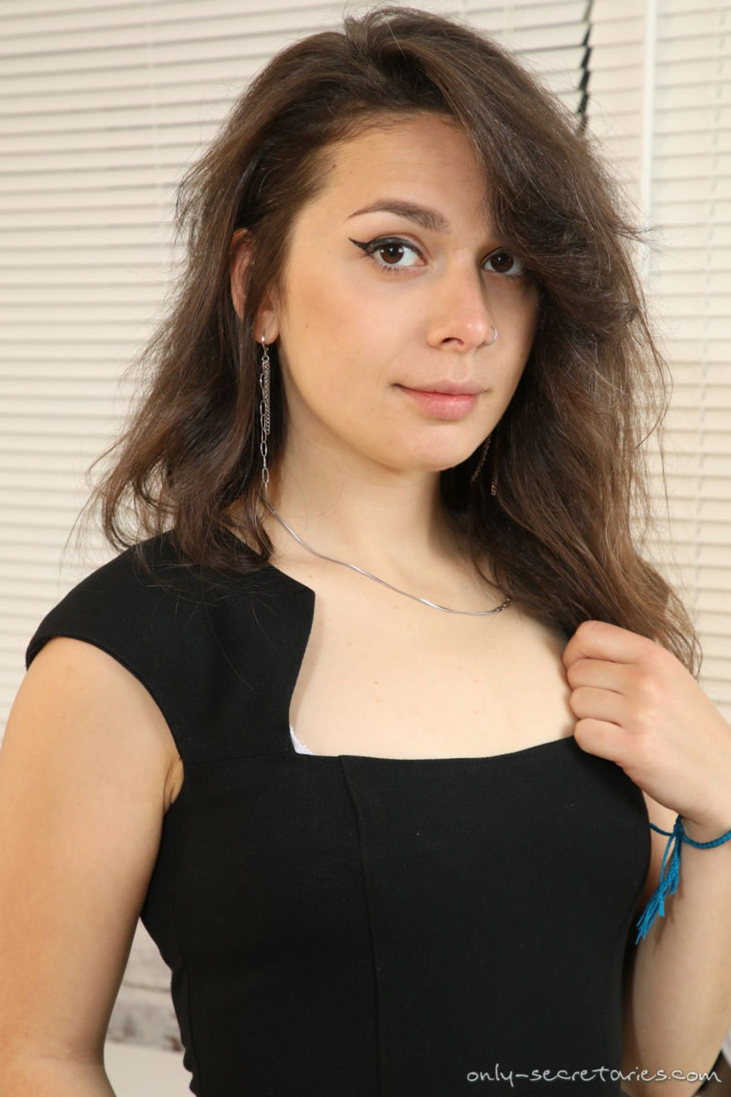 Brunetka Felicity Hill z naturalnymi cyckami ubrana w białe nylonowe pończochy