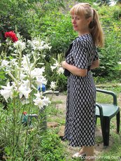 Stunning mature girl Doris Dawn unveils her nice figure outdoors — 3