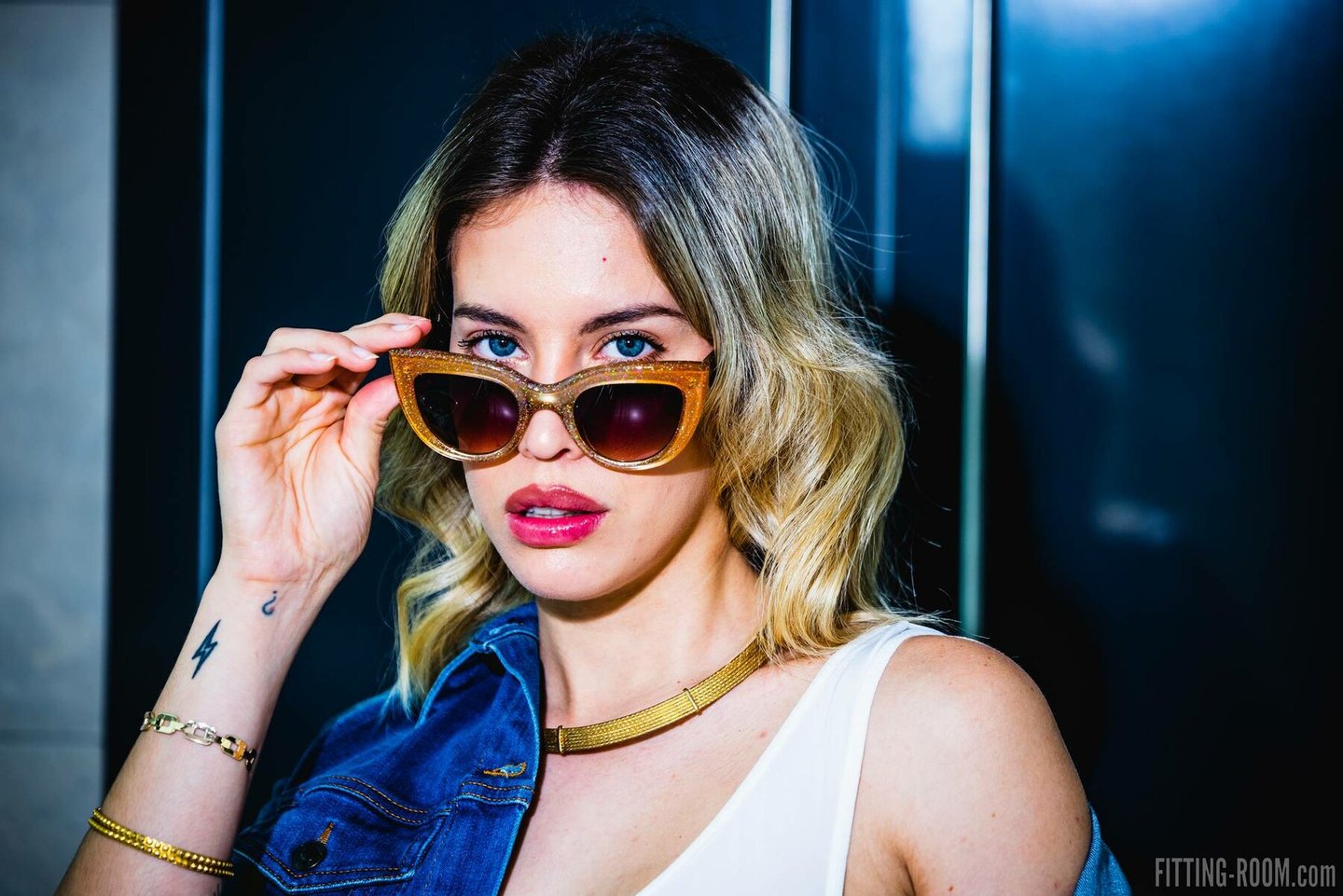 Modelka Toni Maria pozuje w kuchni w swoich nowych różowych stringach - Fitting Room