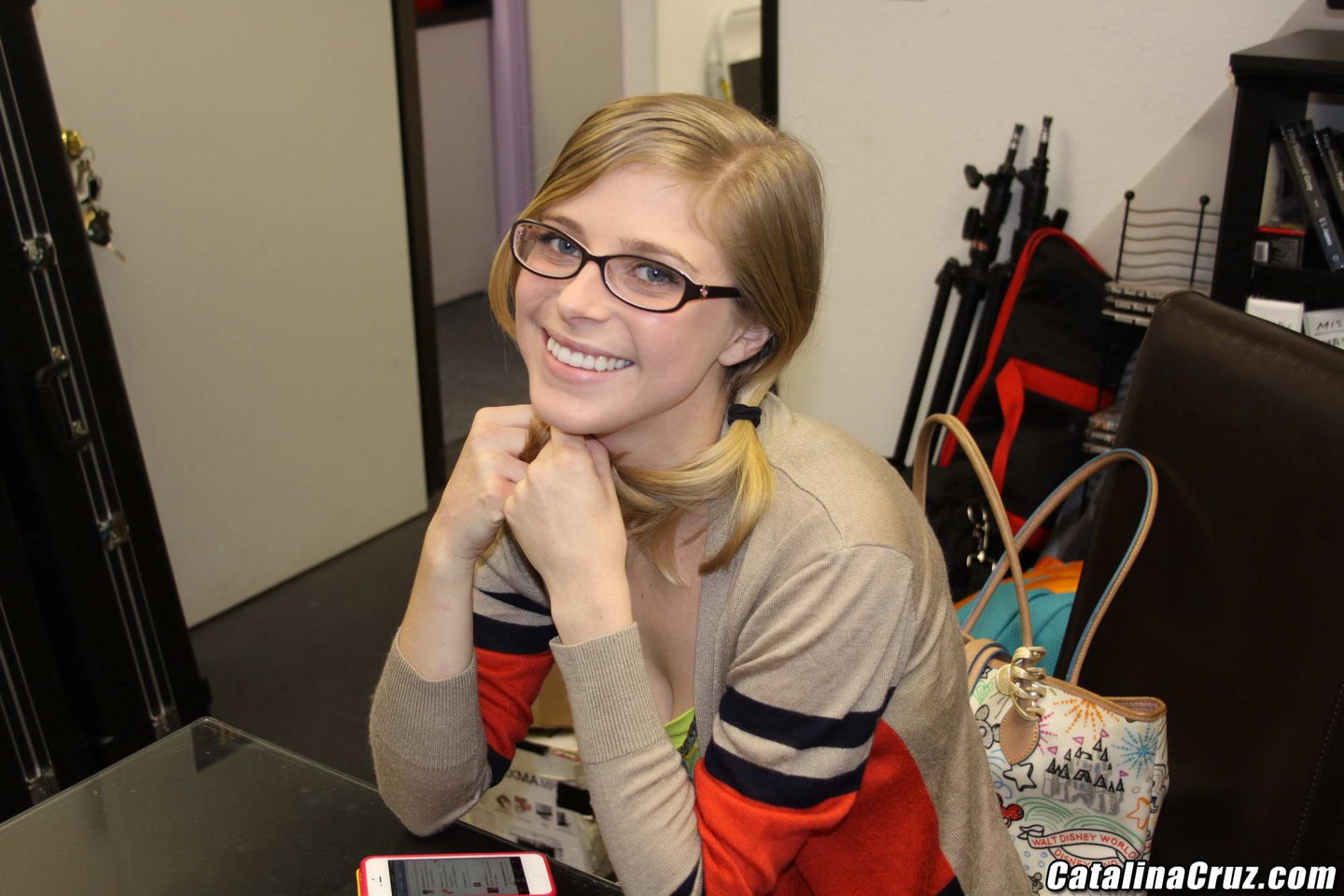 LICENCJA NA BŁOTOWANIE - Penny Pax mający ochotę na swoją tłustą kiełbasę