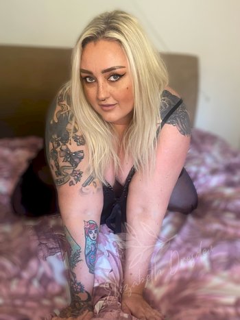 Tattooed fattie Elizabeth Dresden posing in black lingerie - 000011