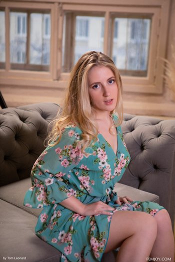 Beautiful young Lil Ivy reveals her sexy slim figure - 0001-01_1200