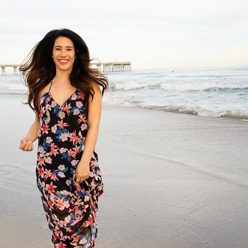 Prachtige Eva Lovia poseren in Bikini at the Beach