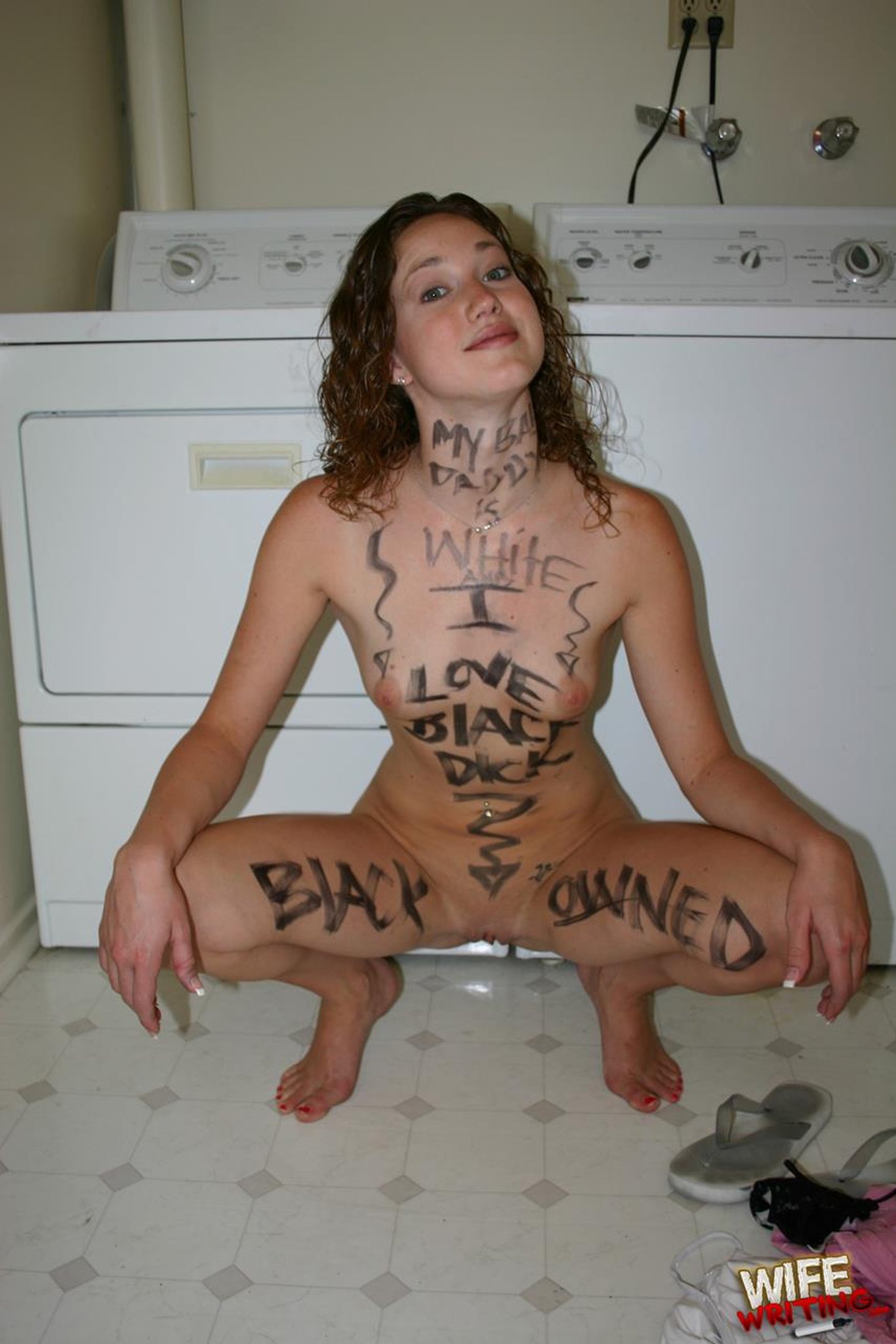 Paskudna suka Amber Simpson ssie wiszącego czarnego kutasa