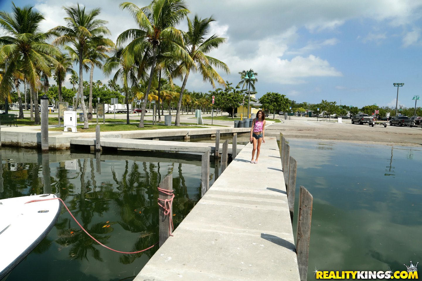Renee Roulette zostaje wyruchana w seksowny tyłek na łódce