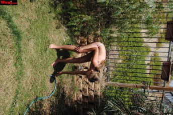 Smoking hot babe showing her nice body in a bikini outdoors — 68