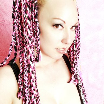 Cyber Goth Raver Zoe Matthews jugando con su coño