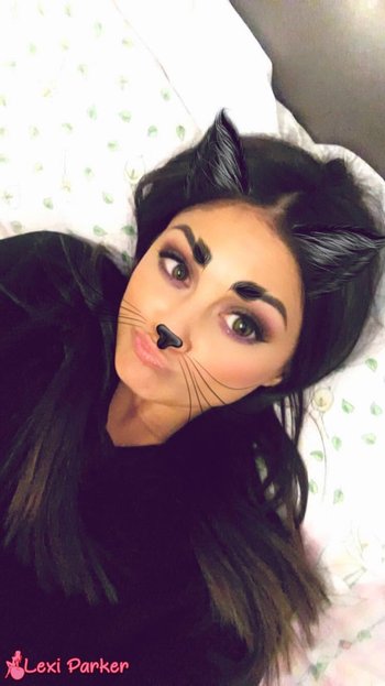 Cute babe Lexi Parker opens up her private selfies and shares them with you - 000005