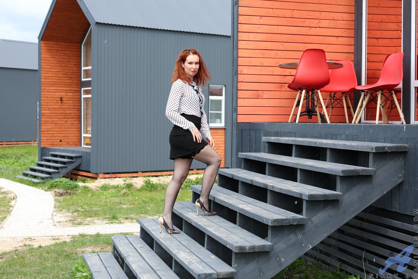 Rudowłosa Kate Shira z naturalnymi cyckami ubrana w czarne pończochy kabaretki