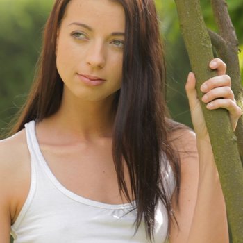 Brunette babe Leyla Peachbloom sucks a huge Dick