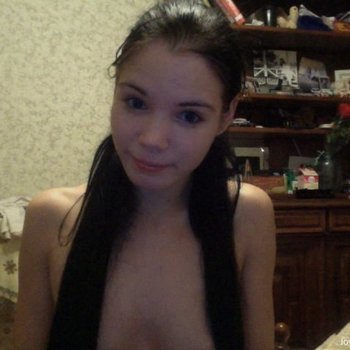 Garota sexy Lovenia Lux brincando com seu corpo incrível