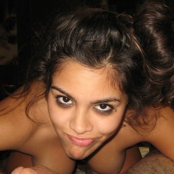 Hete brunette vriendin geniet van haar lolly