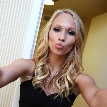 Dakota James auf den Knien nimmt einen massiven Schwanz