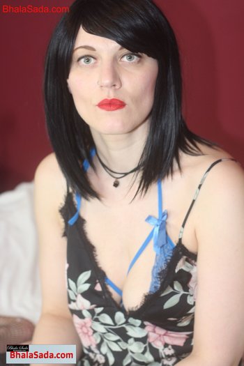 Sexy Nikki Beee relaxes in her bed begging for your huge cock - 000002