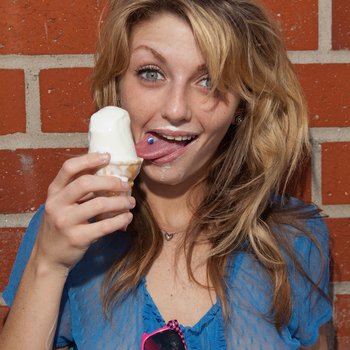 Staci Silverstone toont haar tieten in een pure top