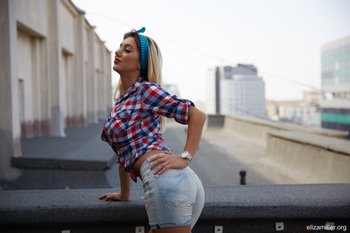 Blonde hottie Eliza Miller unveils her big round boobs outdoors - 000012