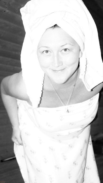 Sexy babe Lady La Perle covers herself with a sheet while posing