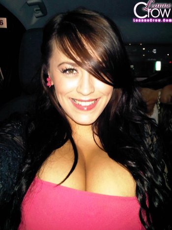 Giant boobed Leanne Crow hot self-shot Pictures