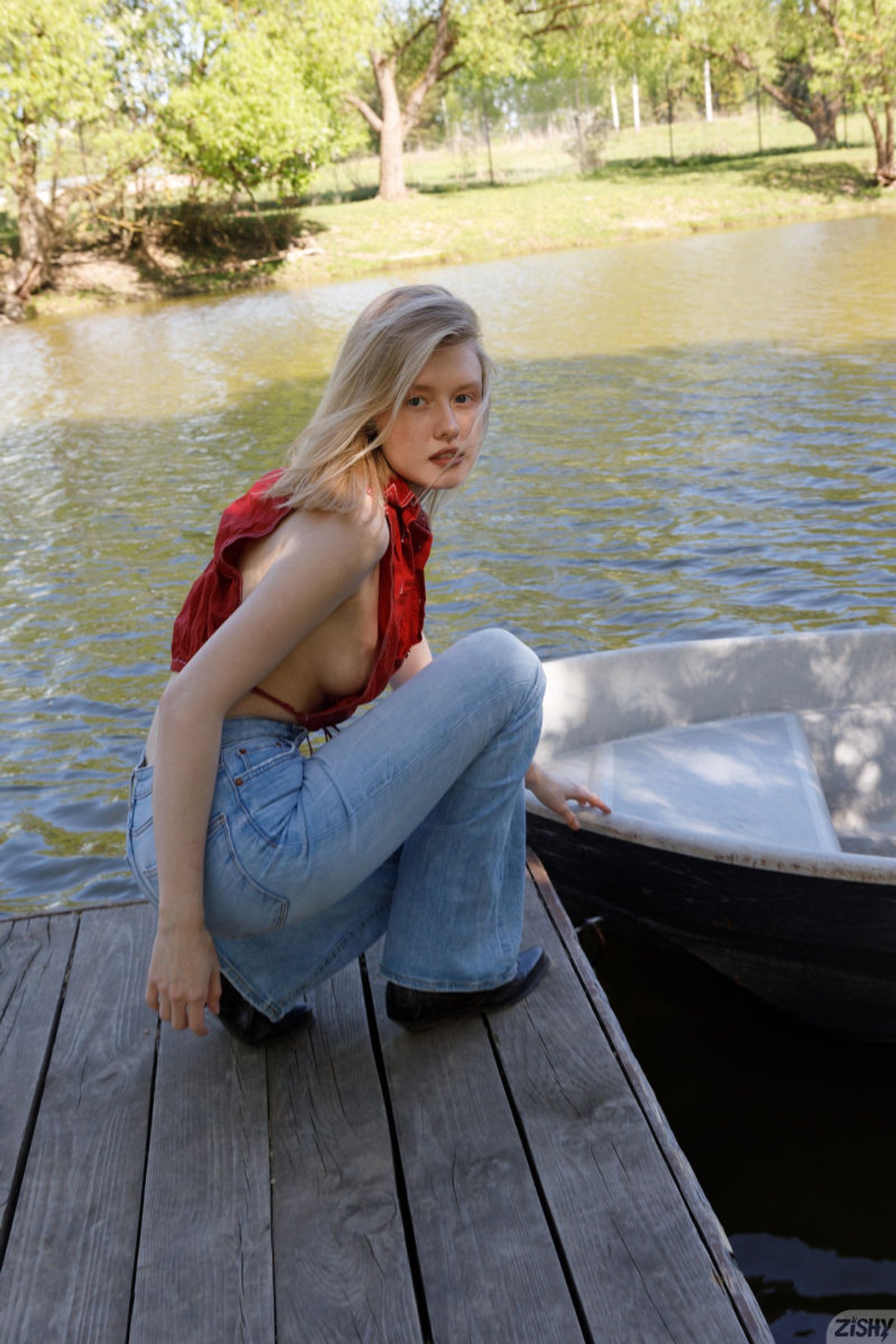 Zishy przedstawia uroczą blondynkę Cami Sembrabellę pozującą nad rzeką