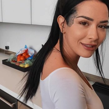 La chaude Katrina Jade frotte une bite entre ses gros seins